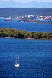 Seilbåt ved Kroatias kyst